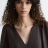Vestido midi con cuello en V y mangas abullonadas