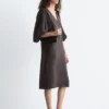 Vestido midi con cuello en V y mangas abullonadas