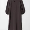 Vestido midi con cuello en V y mangas abullonadas