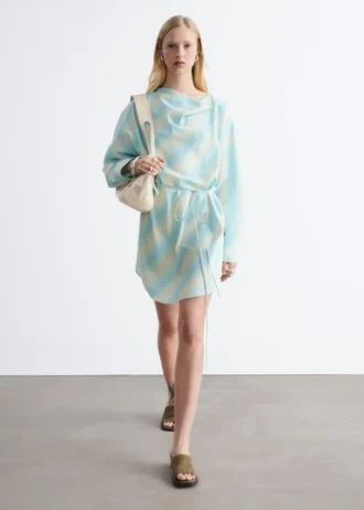 Vestido midi con cuello vuelto estampado