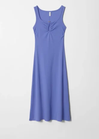Vestido midi con detalle de hebilla