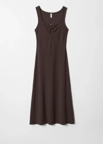 Vestido midi con detalle de hebilla