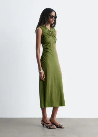 Vestido midi con escote en forma de ojo de cerradura y fruncidos