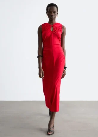 Vestido midi con escote en forma de ojo de cerradura y fruncidos