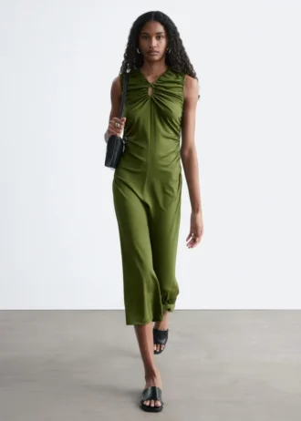 Vestido midi con escote en forma de ojo de cerradura y fruncidos