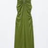 Vestido midi con escote en forma de ojo de cerradura y fruncidos