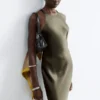 Vestido midi de satén sin mangas