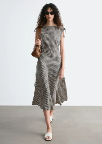 Vestido midi drapeado asimétrico
