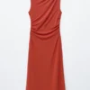 Vestido midi drapeado sin mangas