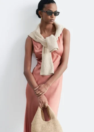 Vestido midi liso con cuello en V