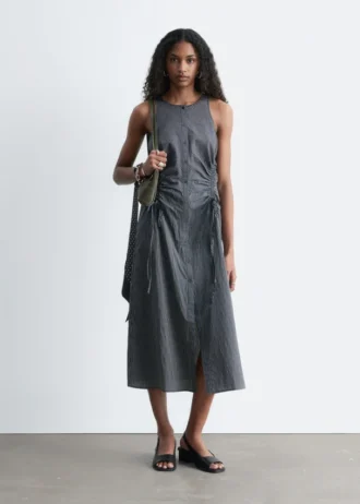 Vestido midi sin mangas con cordón