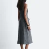 Vestido midi sin mangas con cordón