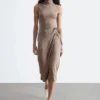 Vestido midi sin mangas con cuello alto