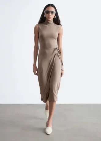 Vestido midi sin mangas con cuello alto