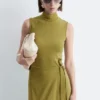 Vestido midi sin mangas con cuello alto
