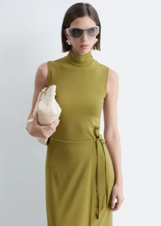 Vestido midi sin mangas con cuello alto