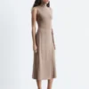 Vestido midi sin mangas con cuello alto