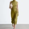 Vestido midi sin mangas con cuello alto