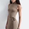 Vestido midi sin mangas con cuello alto