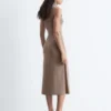 Vestido midi sin mangas con cuello alto