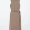 Vestido midi sin mangas con cuello alto