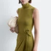 Vestido midi sin mangas con cuello alto