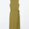 Vestido midi sin mangas con cuello alto