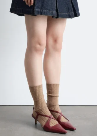 Zapatos de salón con tiras cruzadas de cuero