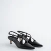 Zapatos de salón con tiras cruzadas de cuero