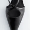 Zapatos de salón con tiras cruzadas de cuero