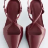 Zapatos de salón con tiras cruzadas de cuero