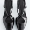 Zapatos de salón con tiras cruzadas de cuero